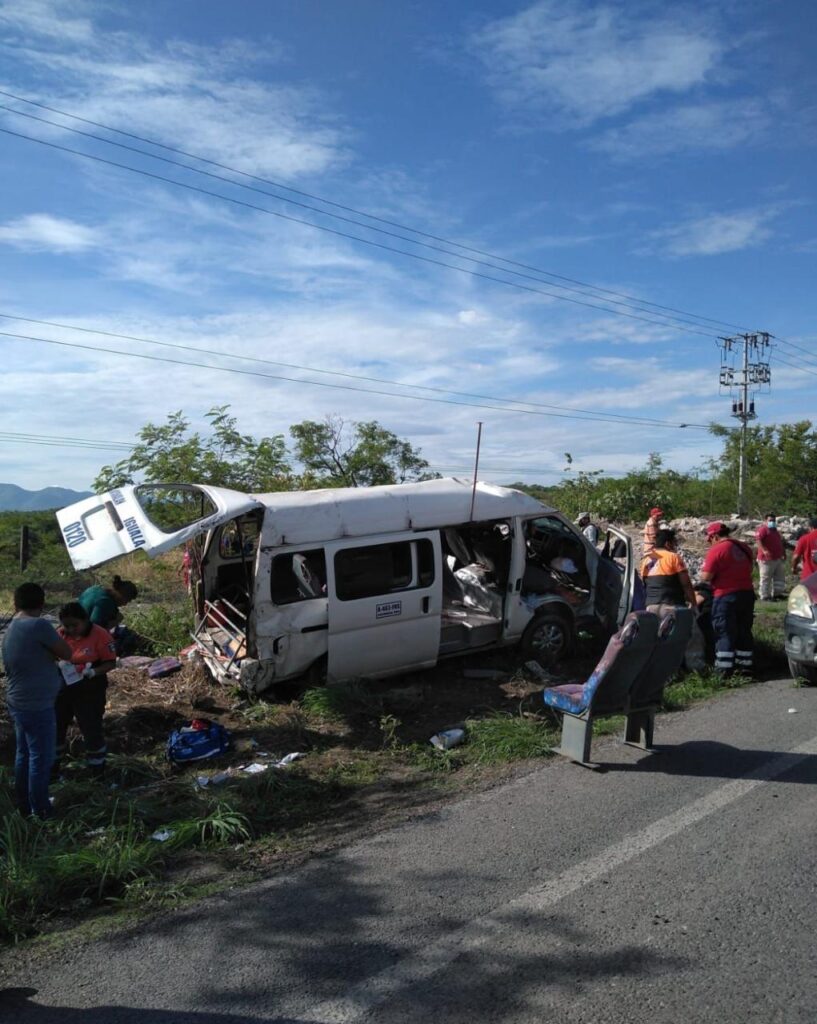 Volcadura de una Urvan deja 16 personas lesionadas, en Iguala