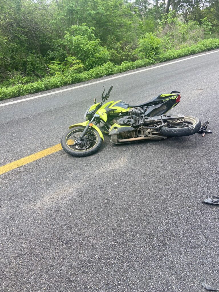 Motociclista herido al chocar de frente con un coche en la Acapulco-Zihuatanejo