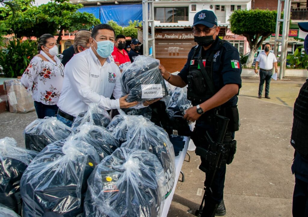 Entregan uniformes a policías en Petatlán