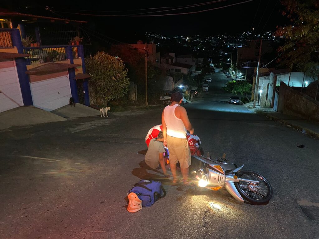 Perros atacan a los ocupantes de una moto y los derriban en Zihuatanejo