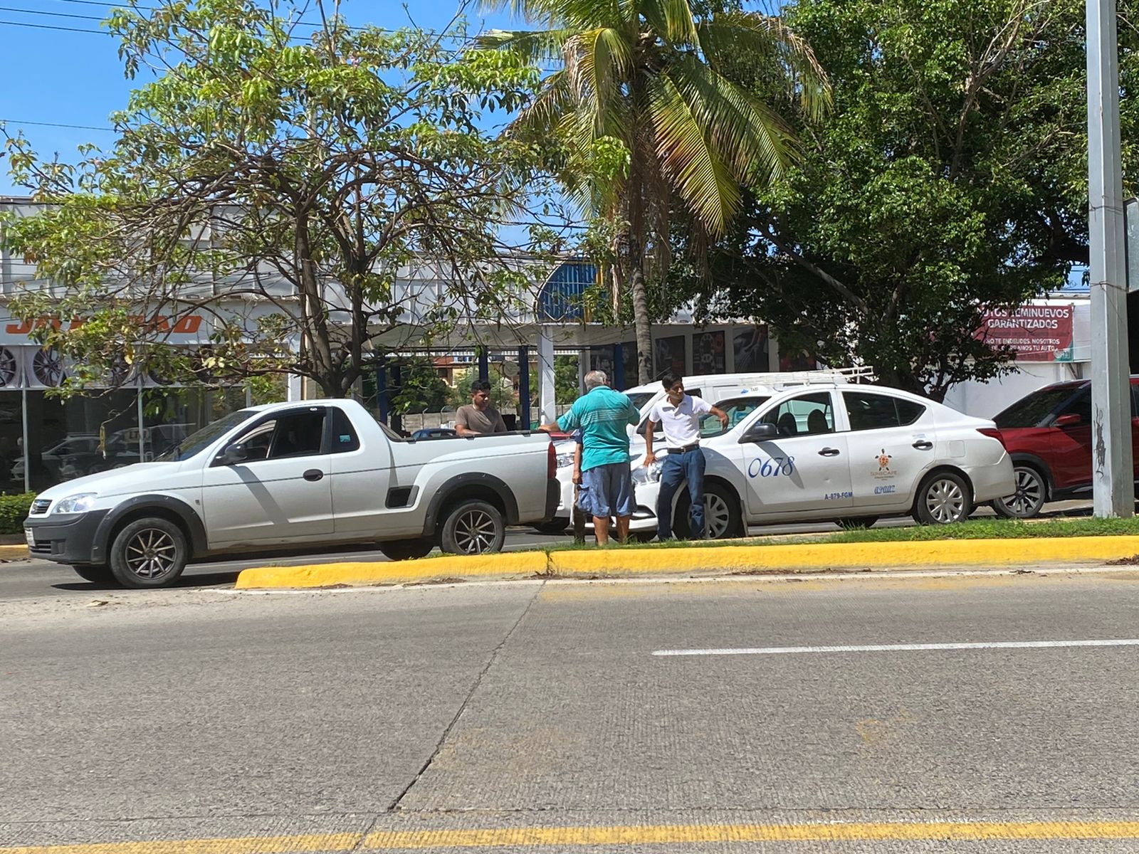 Taxi choca por alcance contra una camioneta