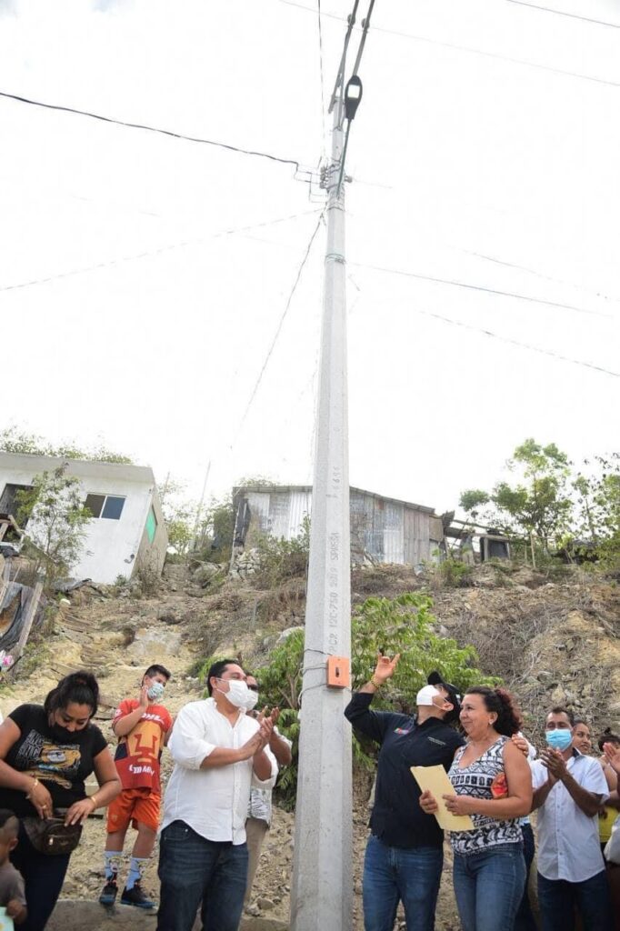 Presidente Jorge Sánchez Allec entrega nuevas electrificaciones que benefician a dos colonias