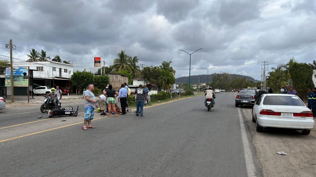 Dos lesionados al chocar moto y un auto en el entronque de Ixtapa