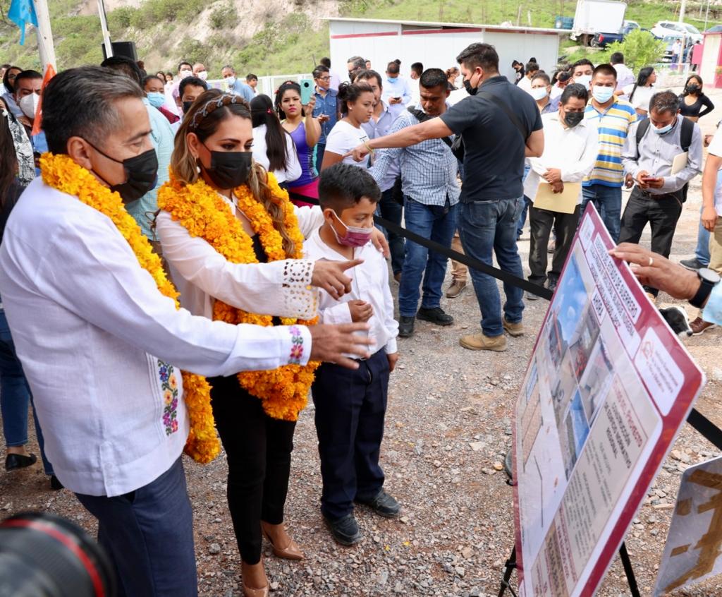 Inaugura Evelyn Salgado nuevo edificio en escuela primaria bilingüe indígena en Chilpancingo