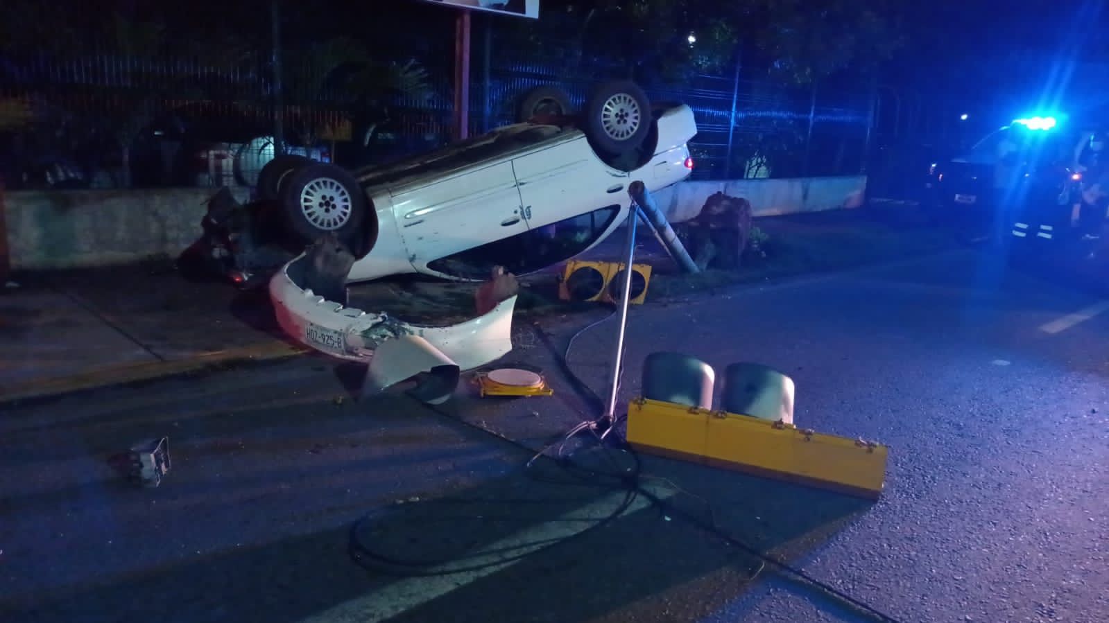 Volcó vehículo tras chocar con un semáforo frente a Fibazi