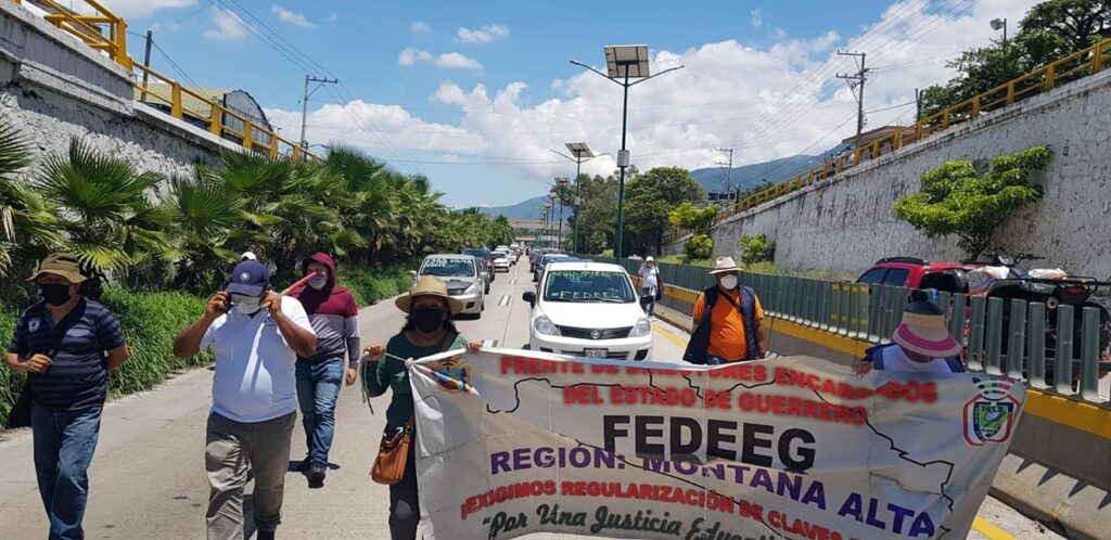 De Guerrero… Encargados de Direcciones de Escuelas protestaron frente a Palacio Nacional