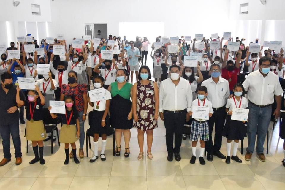 Gobierno de alcalde Jorge Sánchez Allec premia excelencia académica de 91 alumnos