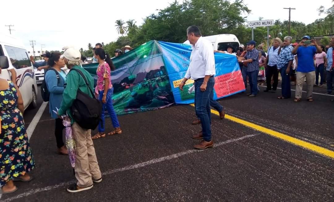 Bloquean carretera en El Quemado