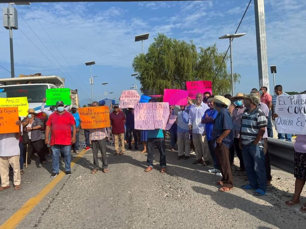 Bloquean carretera; se oponen a cuartel de la GN en Coyuca de Benítez