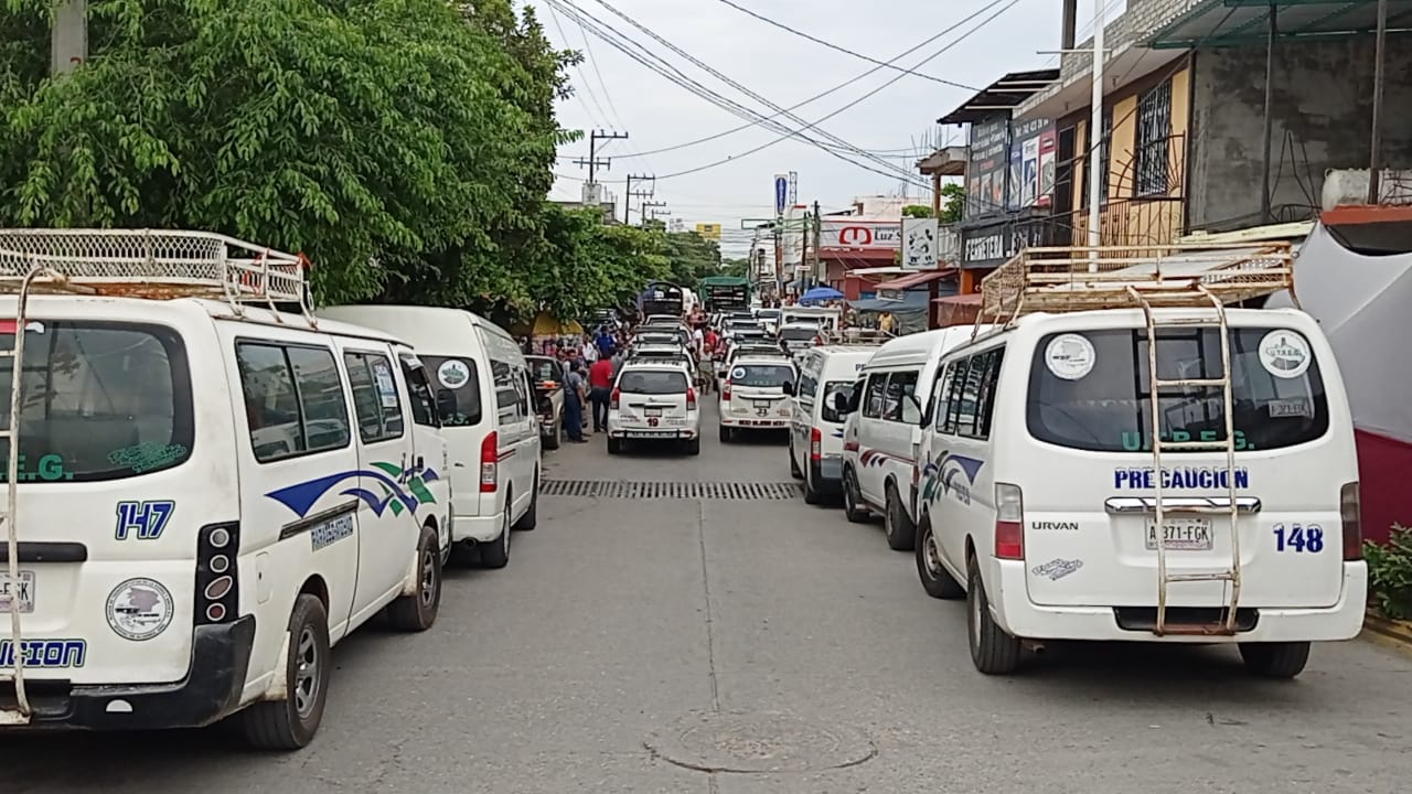 Toman transportistas Finanzas en Atoyac; protestan contra alza de trámites