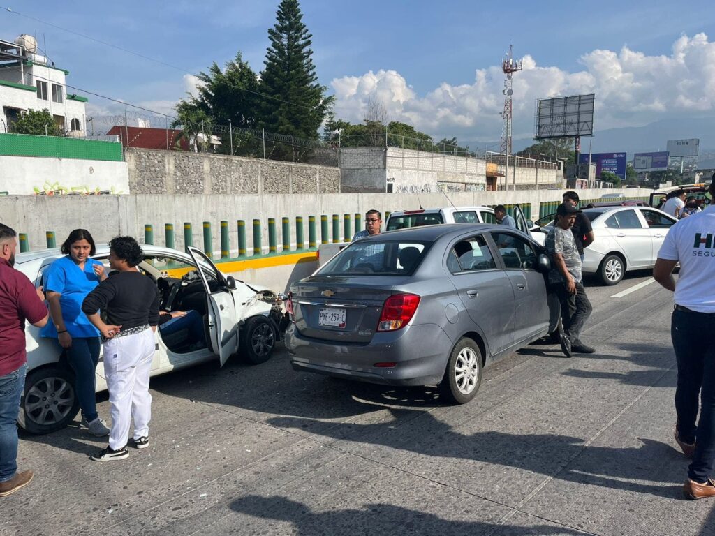 Carambola en el Paso Express Cuernavaca: chocan 10 autos en carriles centrales