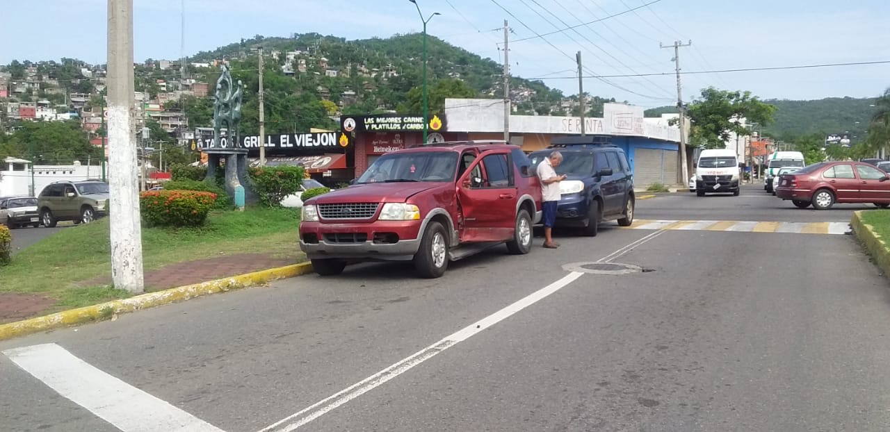 Camionetas chocan en Paseo de Zihuatanejo 