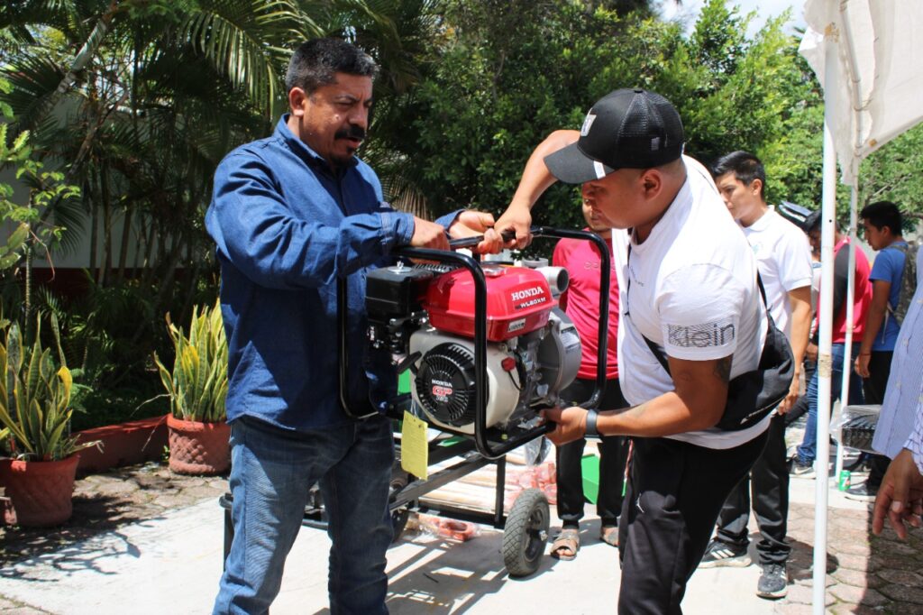 Entrega apoyos titular de Sagadegro a estudiantes de la normal Raúl Isidro Burgos