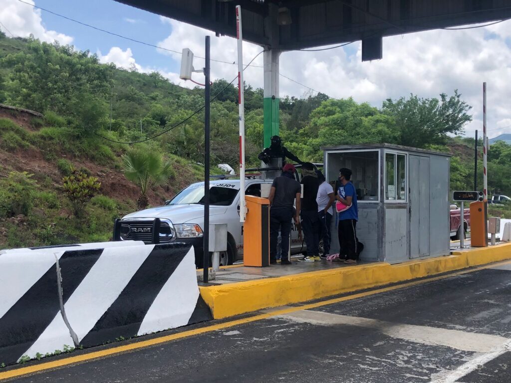 Normalistas toman el módulo de cobro de peaje en el libramiento carretero Chilpancingo-Tixtla
