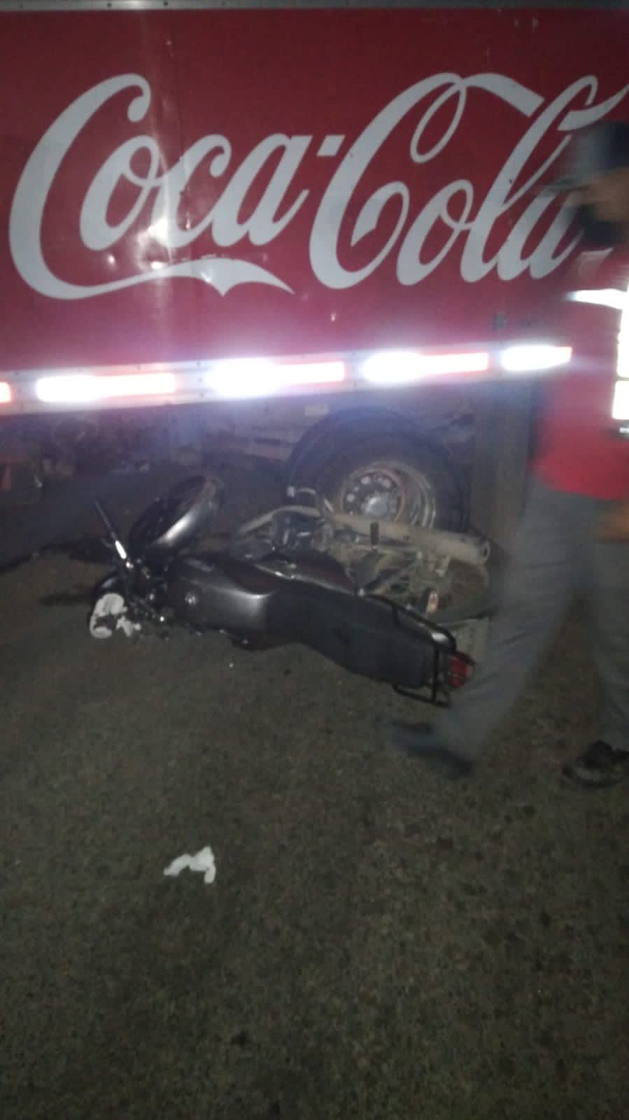 Motociclista herido al chocar con camión de la Coca Cola