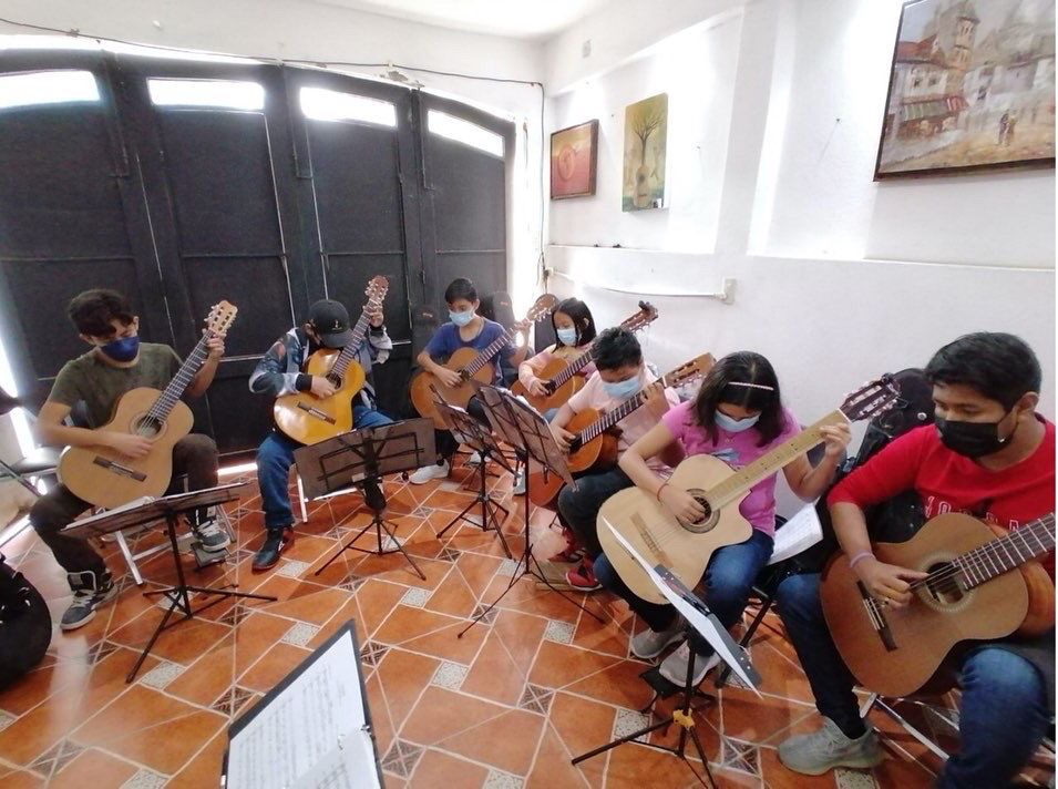 La Secretaría de Cultura imparte talleres de guitarra y elaboración de máscaras en Tlapa y Tixtla