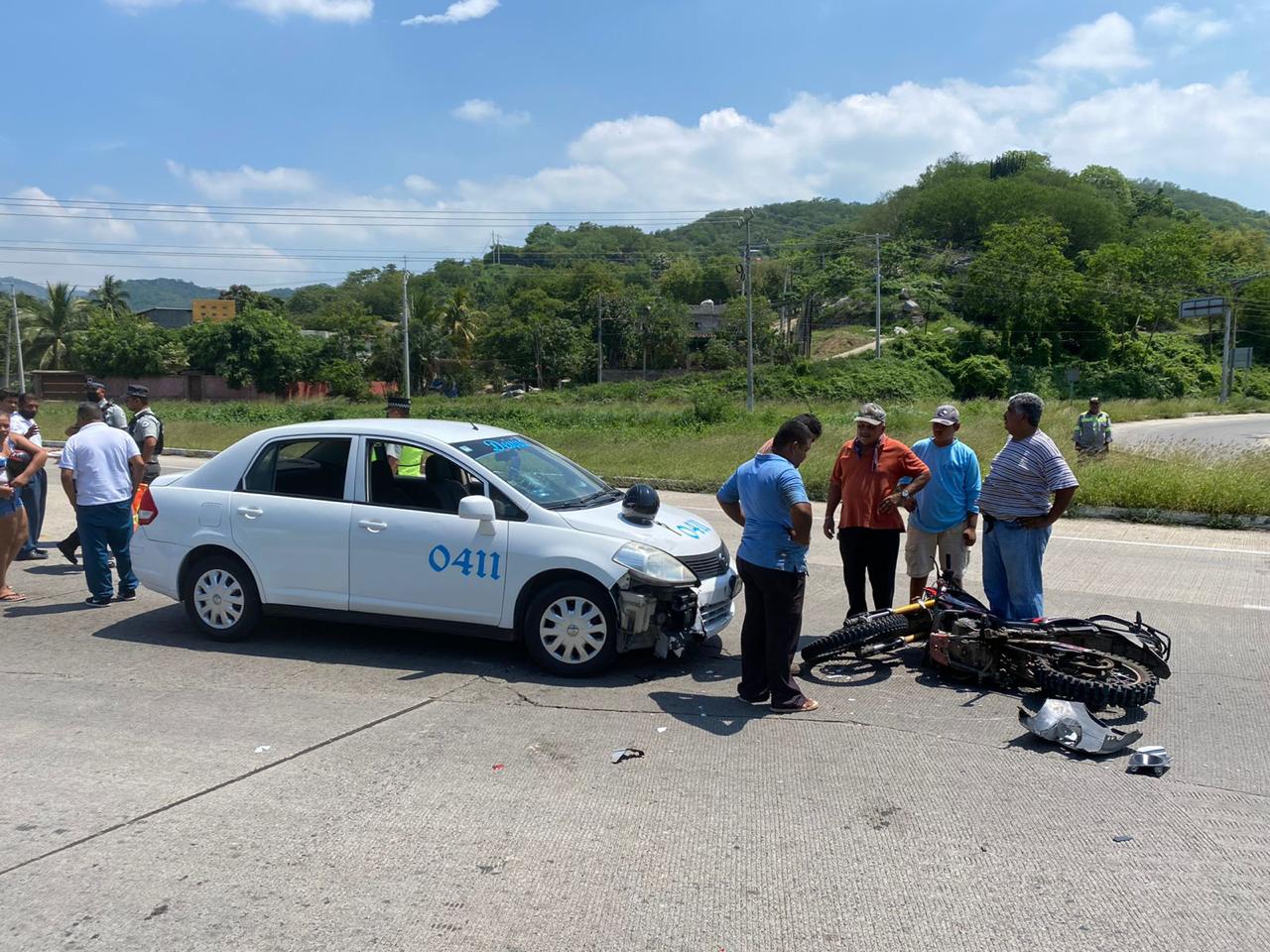 Motociclista es arrollado por un taxi en el entronque del Aeropuerto