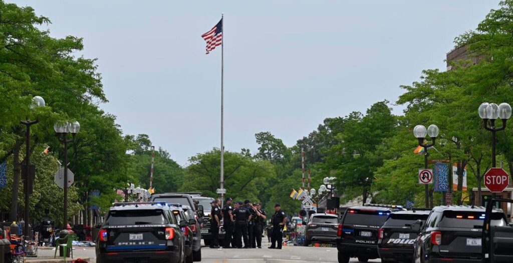 Se tiñe de rojo celebración del 4 de julio en EU; al menos 6 muertos tras tiroteo en Highland Park, Illinois