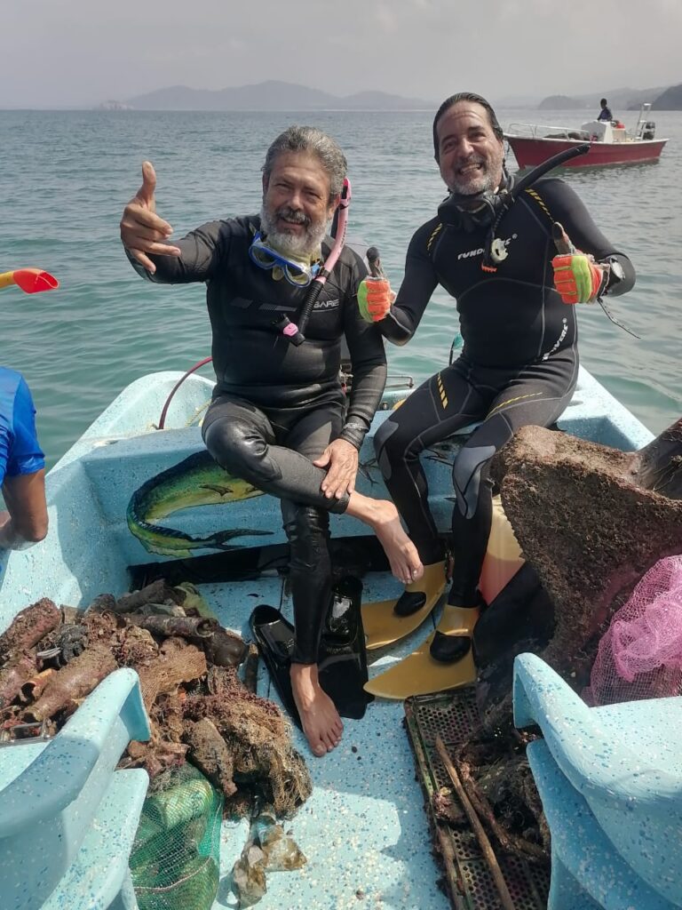 En jornada de limpieza descubren llantas en el fondo de Puerto Vicente Guerrero