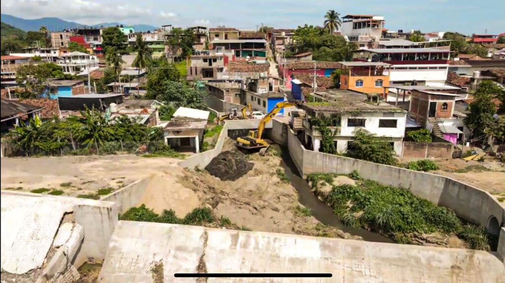 Sigue desazolve de arroyos en Petatlán