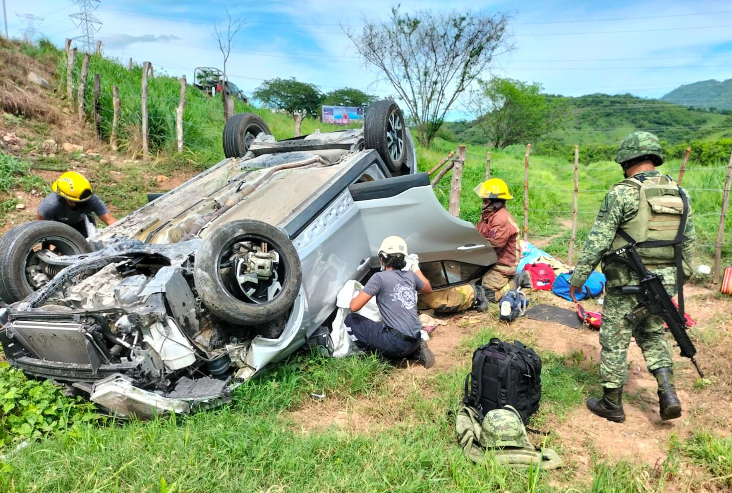 Volcó vehículo de turistas de Celaya, Guanajuato; el saldo fue de un muerto y tres heridos