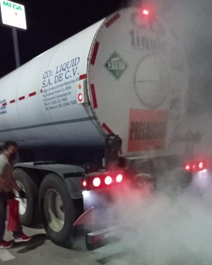 Se queman balatas de un camión que transportaba CO2 en Paseo de Zihuatanejo