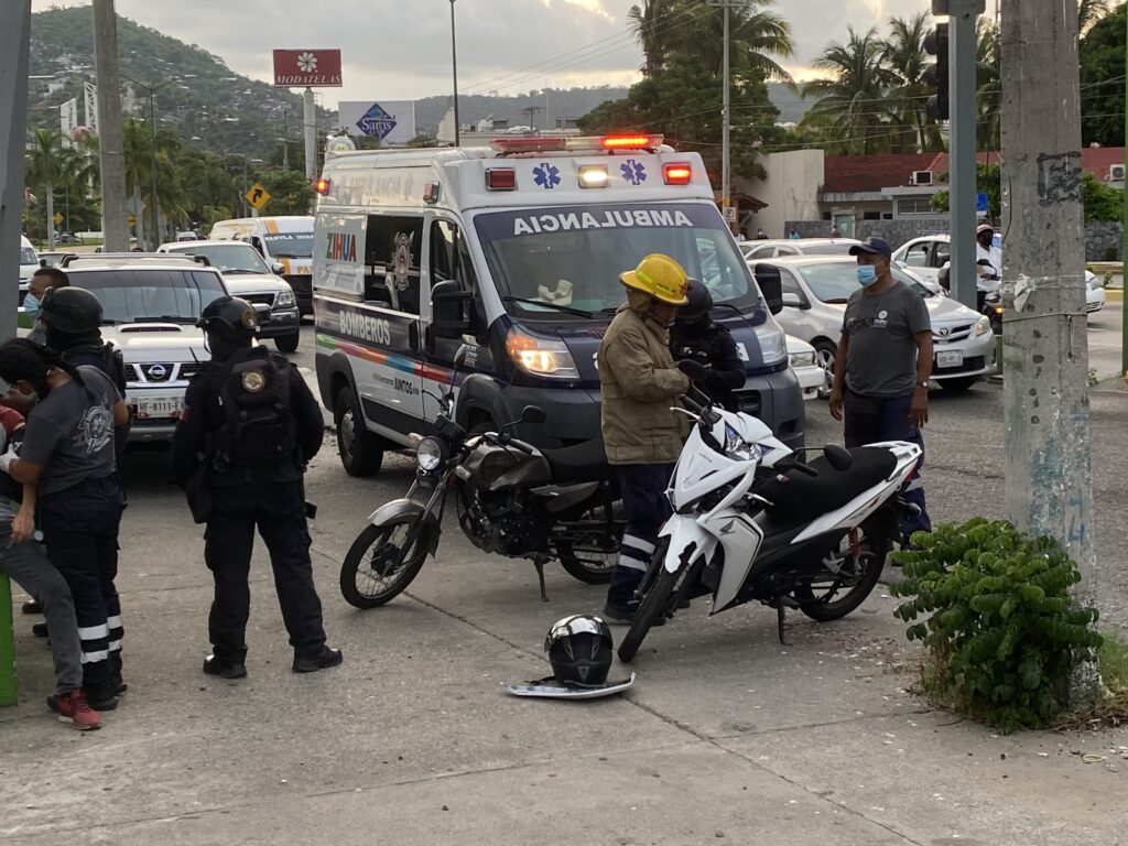 Chocan motociclistas en Paseo se Zihuatanejo 