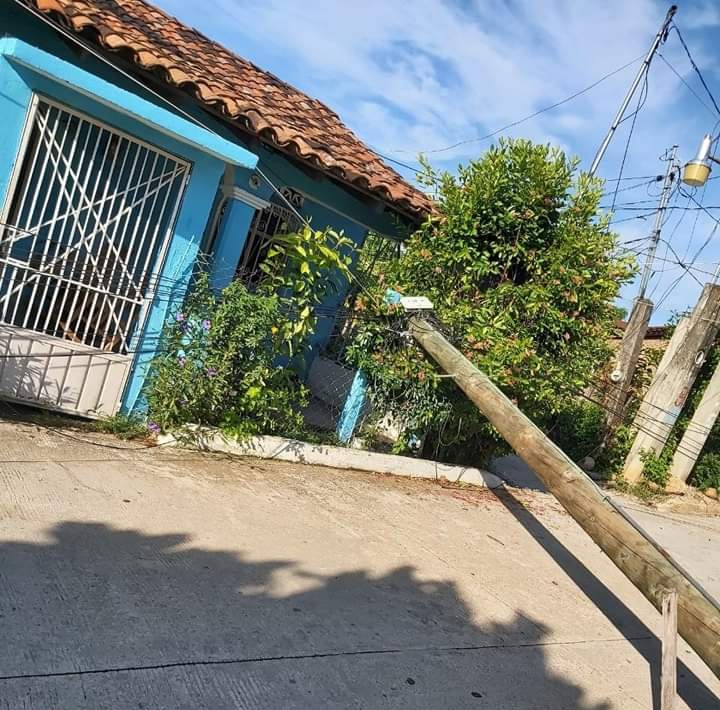 Cae poste de Telmex sobre una vivienda en El Súchil