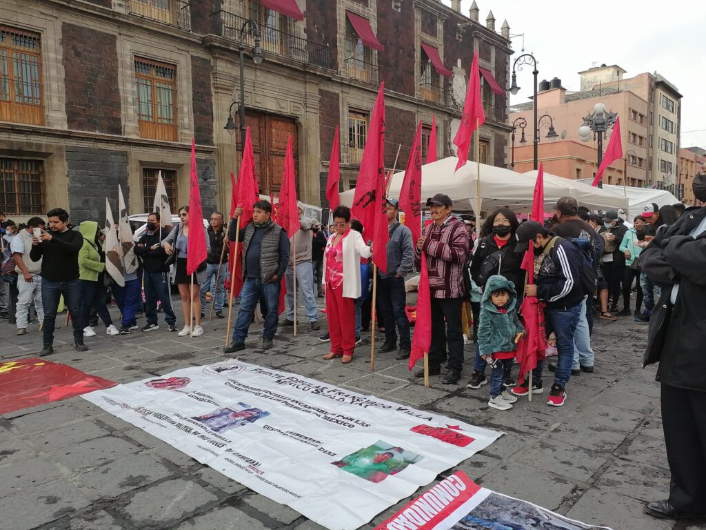 En la Ciudad de México… Con policías impiden a activistas de Guerrero llegar al Palacio Nacional