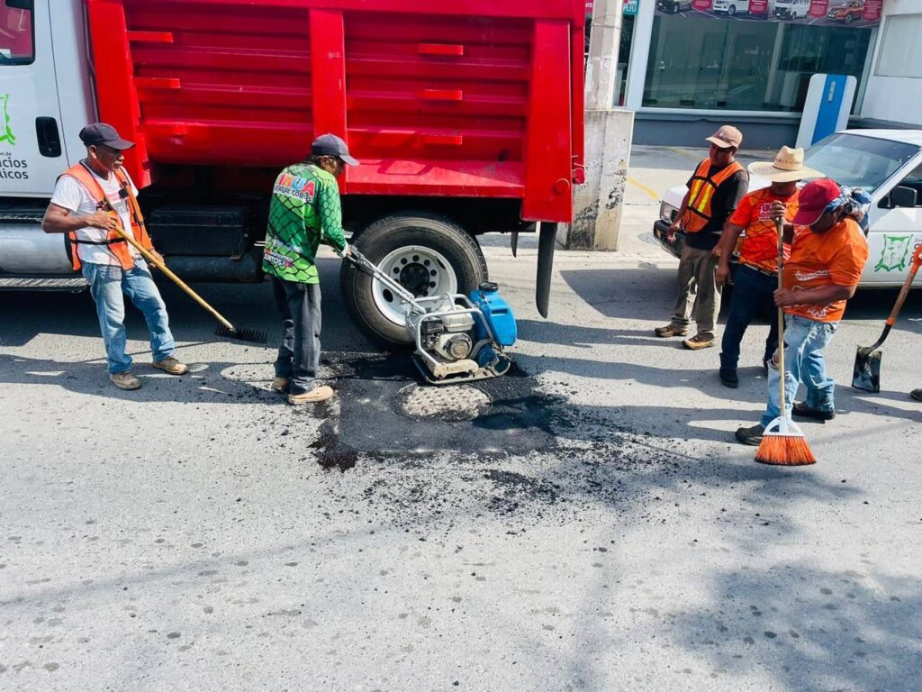 Servicios Públicos realiza intensa jornada de bacheo en avenidas principales de Zihuatanejo