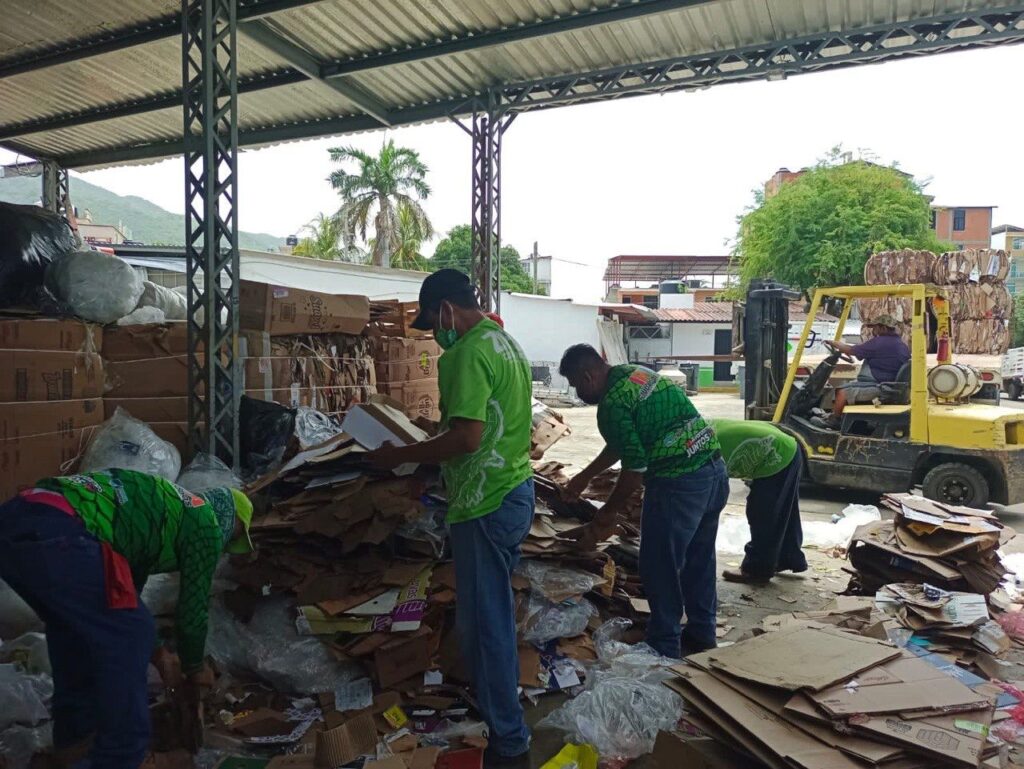 Gobierno de Zihuatanejo  cumple con manejo responsable de cartón, vidrio y PET