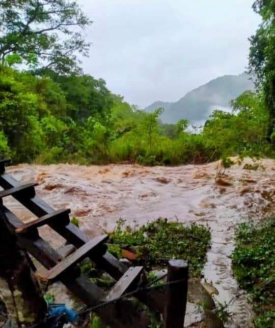 Crecida de ríos y arroyos en la sierra de Atoyac alerta a pobladores