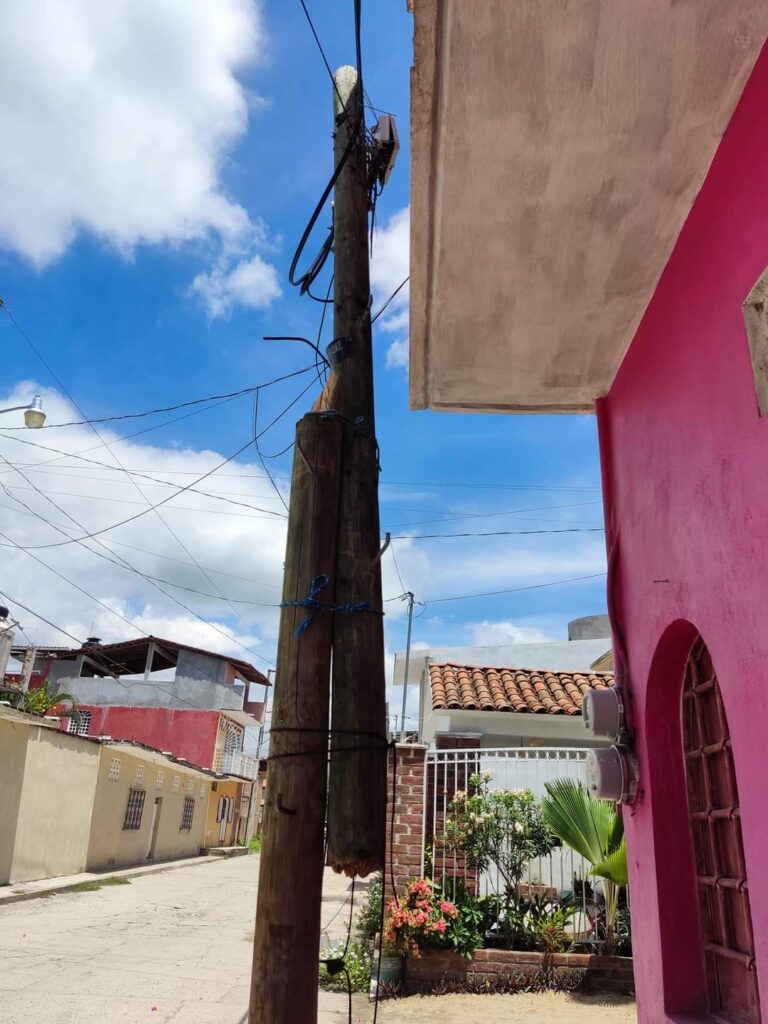 Camión rompe cables de teléfono en Atoyac, acusan