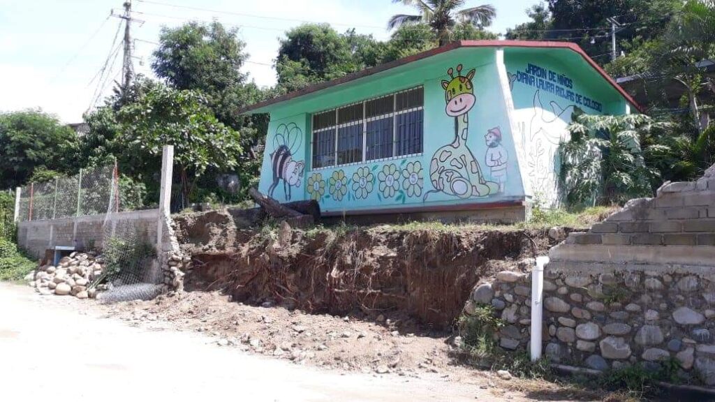 Lluvias derribaron muro en jardín de niños en Atoyac