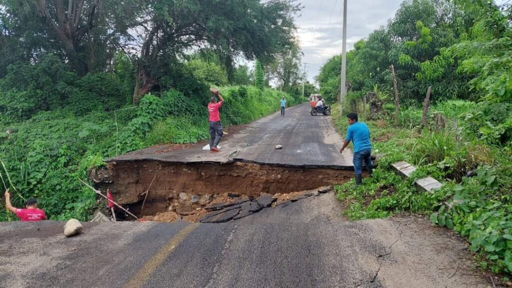 Lluvias dañan caminos en Atoyac