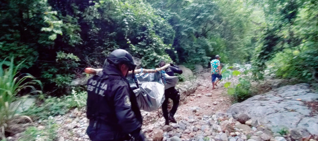 En el tramo carretero Petaquillas-Mazatlán, Chilpancingo… Se desbarranca camioneta en Santo Valadez; mueren una niña, dos mujeres y un hombre