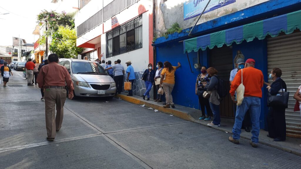 En Guerrero… Maestros jubilados inician trámite para recibir bono decembrino de 9 mil pesos