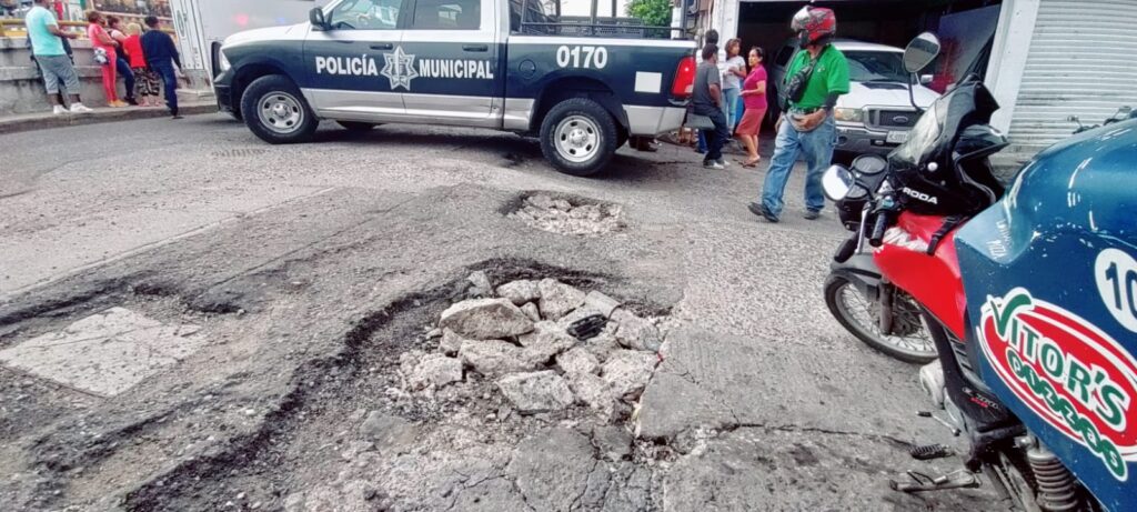En Chilpancingo… Muere un jovencito motociclista al caer en un bache, derrapar e impactarse con camioneta