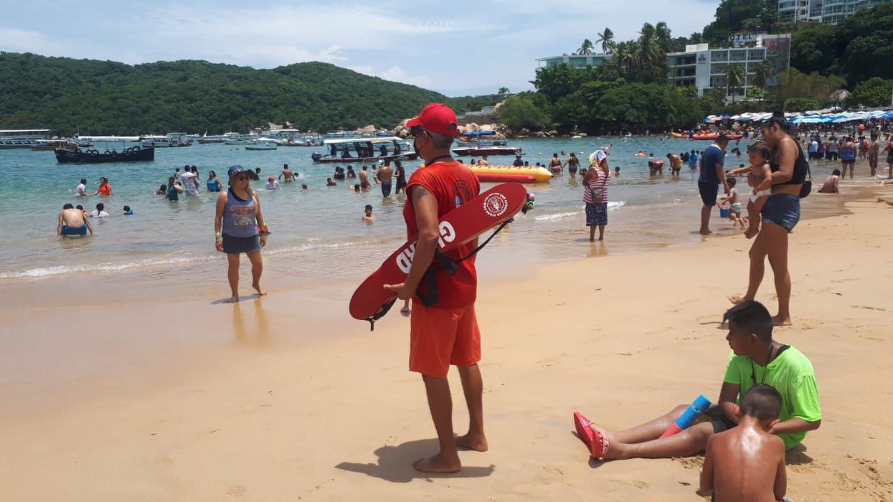 Implementa gobierno del estado operativo salvavidas en playas de Acapulco
