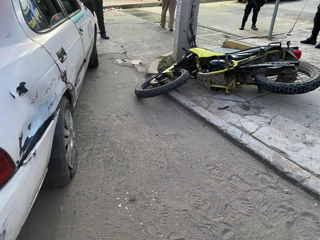 Motociclista atropella a mujer que iba abordar un taxi