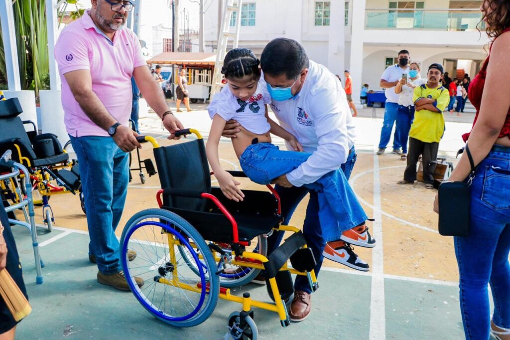 Presidente municipal Javier Aguilar Silva hace entrega de aparatos de movilidad a personas con capacidades diferentes