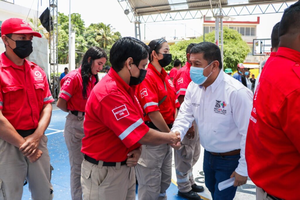 Gobierno de Petatlán entrega equipamiento a dirección de PC