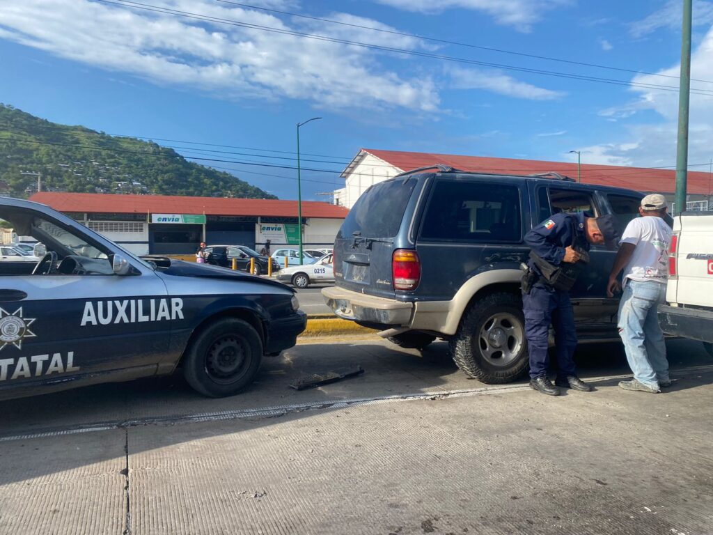 Patrulla de la IPAE choca contra una camioneta en Paseo de Zihuatanejo