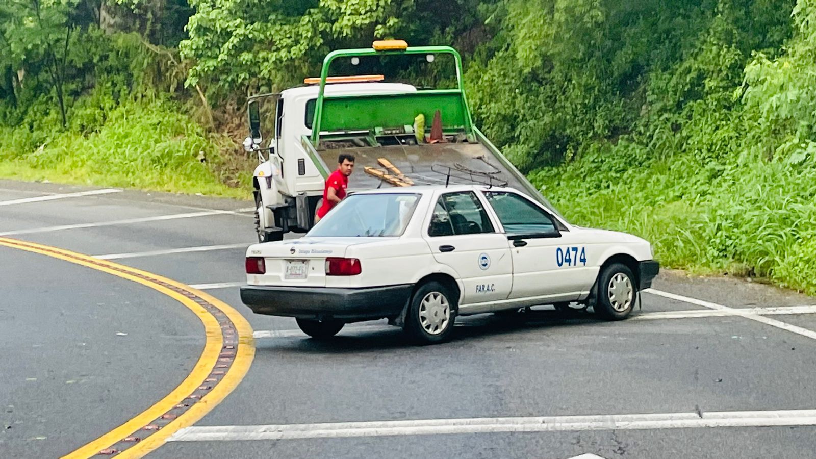 Vuelca taxi en la curva de la “Herradura”, en Zihuatanejo