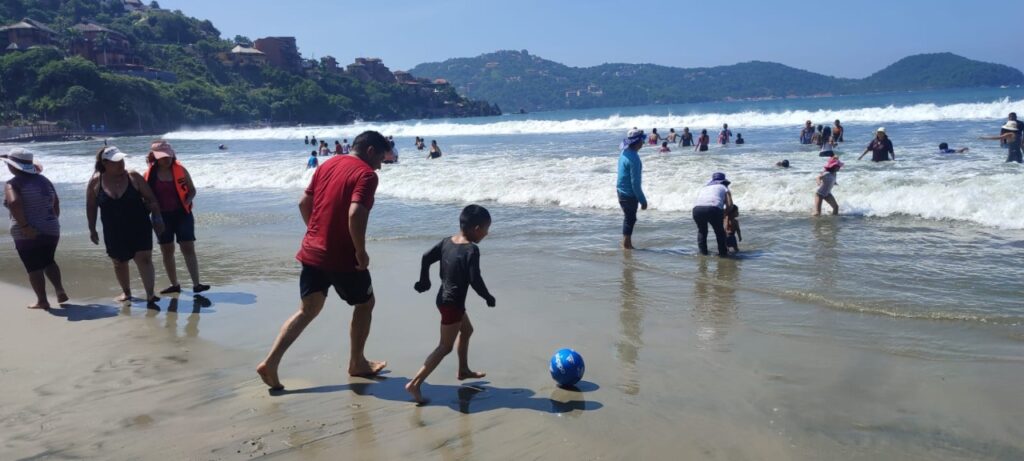 Niños con discapacidad visual disfrutan de las playas de Zihuatanejo