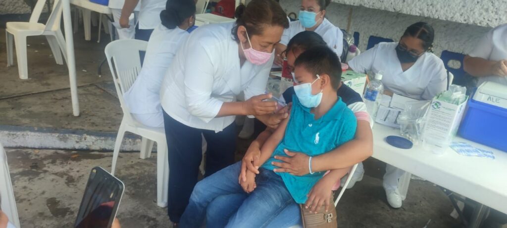 Sin contratiempos, la vacunación de niños en Zihuatanejo