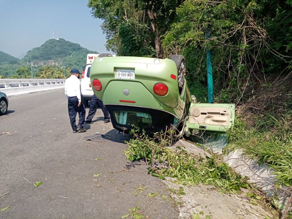 Dos lesionados al volcar vehículo en Paseo de Ixtapa