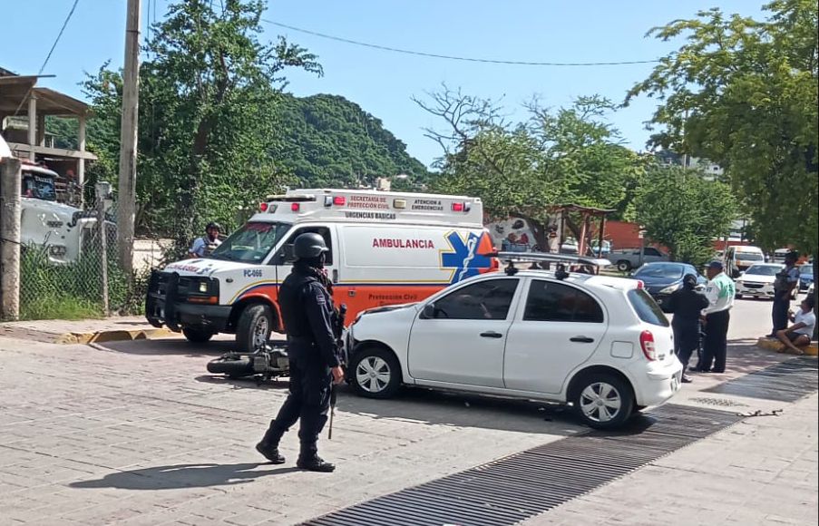 Motociclista choca contra auto que se atravesó en avenida Morelos
