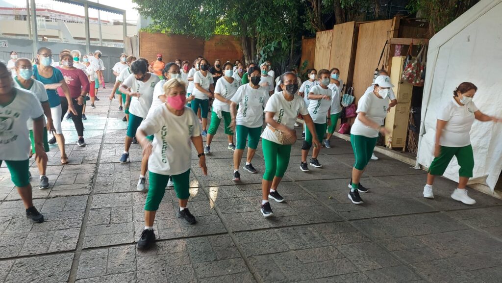 Participan personas adultas mayores en activación física en CSS Acapulco