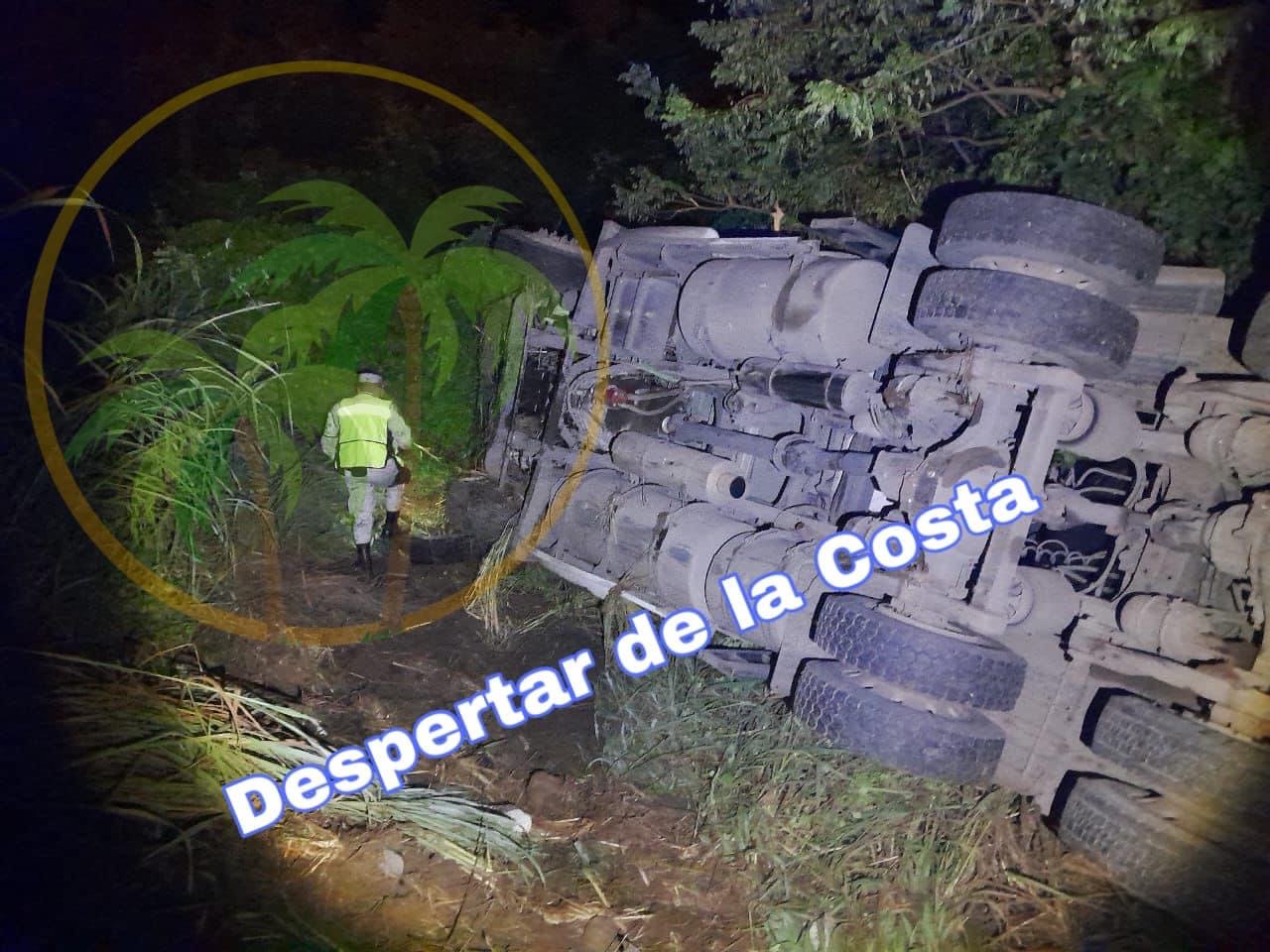 Se accidenta Nodriza cargada con 12 vehículos en autopista Siglo XXI